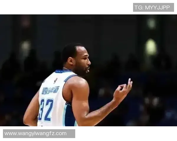 14-10!这便是汤普森近五战的改动,背靠背坚持上场6记三分定江山